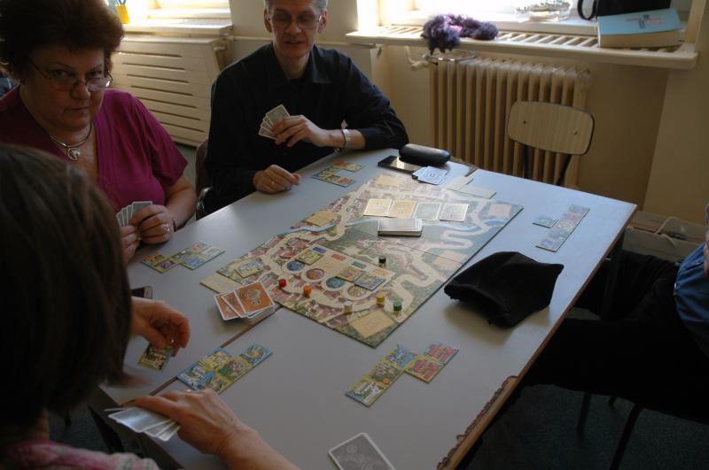 5 fővel